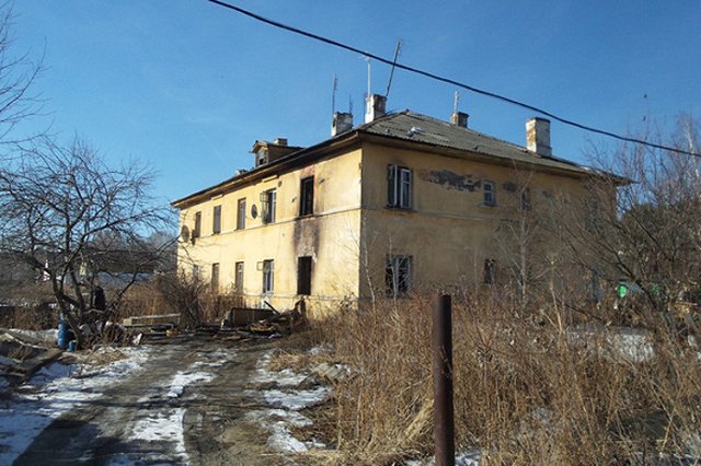 Спасенная кошкой екатеринбурженка продолжает жить в сгоревшем доме