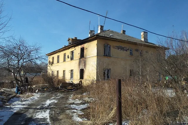 Спасенная кошкой екатеринбурженка продолжает жить в сгоревшем доме