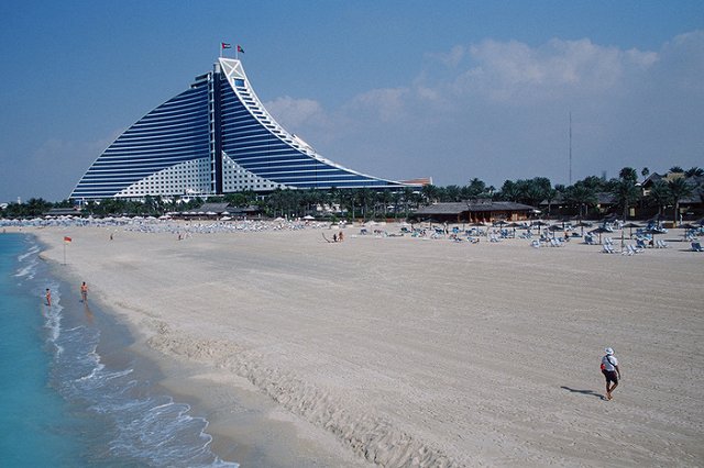 Из ОАЭ депортируют родителей с детьми, которые «вписаны» во взрослый паспорт