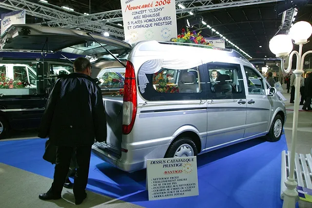 В Челябинске ветеранов привезли к Вечному огню на машинах похоронного бюро. ФОТО