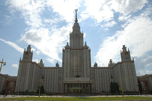 «Почта России» изымет из продажи конверты с перепутанными высотками