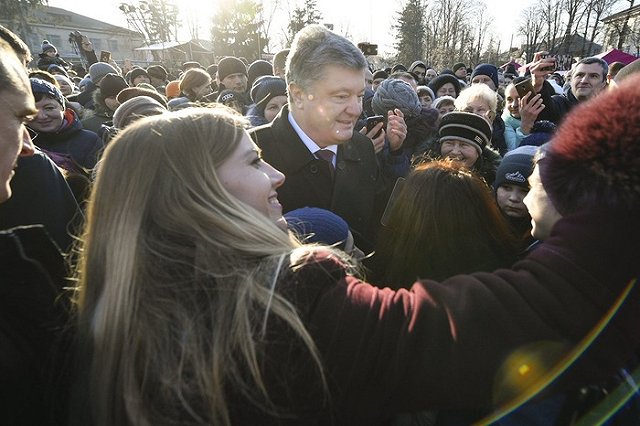 Порошенко сорвал шапку с девушки во время поездки в Запорожье