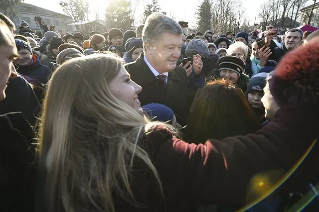 Порошенко сорвал шапку с девушки во время поездки в Запорожье