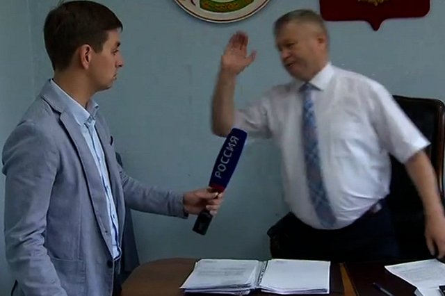 Напавшего на журналиста чиновника в Хакасии исключили из «Единой России»