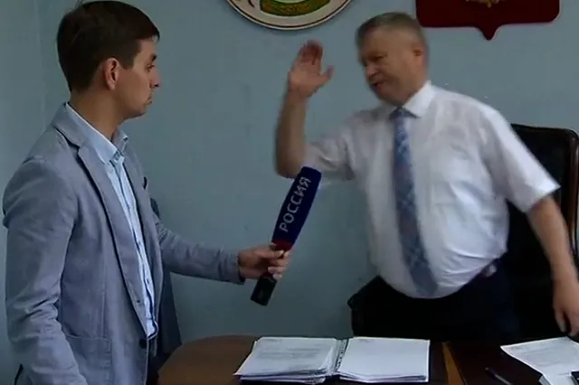 Напавшего на журналиста чиновника в Хакасии исключили из «Единой России»