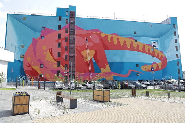 На дорогах Екатеринбурга появились такси, расписанные уличными художниками