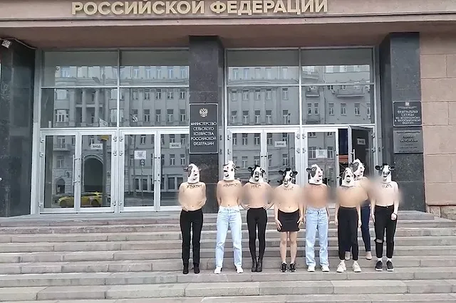 У Минсельхоза РФ девушки устроили топлес-акцию — видео