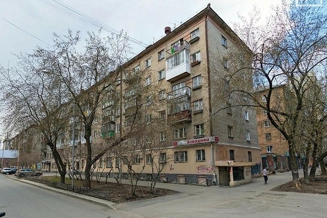 «Сидим без труб и с дырками в полу»: жители дома на Шейнкмана боятся, что останутся без отопления