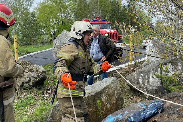 В Свердловской области две женщины и собака сорвались со смотровой площадки