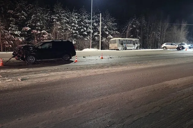 На ЕКАД пассажирский автобус угодил в массовую аварию