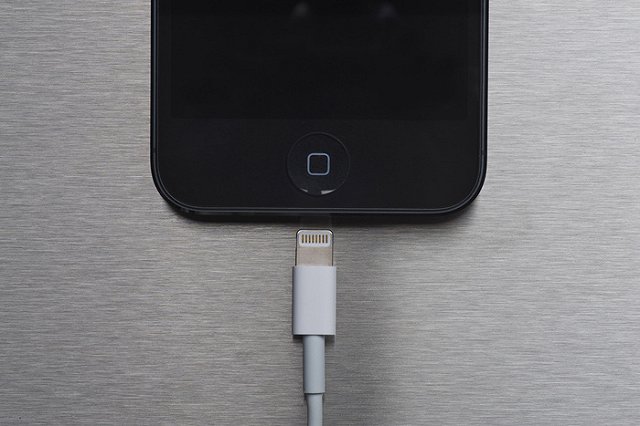 В аэропорту Кольцово установят устройство для подзарядки мобильных телефонов