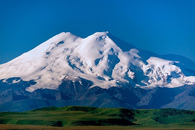 Атлет из Мурманска поднялся на Эльбрус со штангой