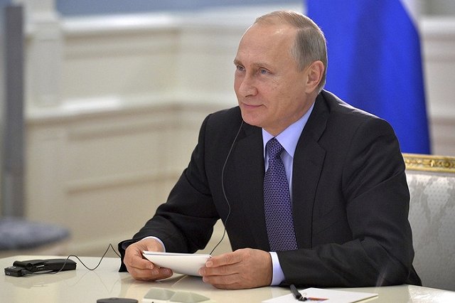 Путин поручил отказаться от доллара при внутренней торговле нефтью