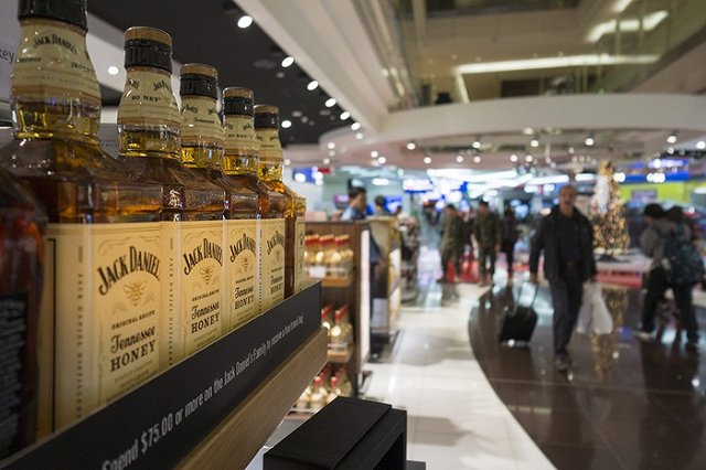 «Победа» пытается ввести плату за провоз пакетов из дьюти-фри