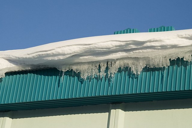 Ребенка, на которого упала снежная глыба, выписали из больницы в Екатеринбурге