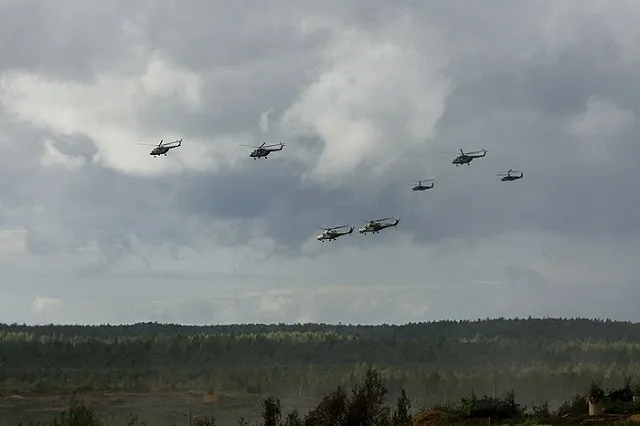 СМИ: на учениях «Запад-2017» боевой вертолет случайно выпустил ракету в зрителей