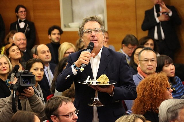 VIP-персоны раскупили билеты на аукцион по продаже вещей VIP-персон