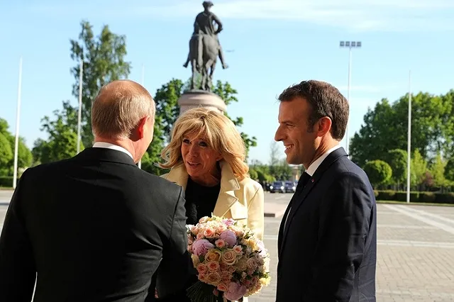 После «оскорбительного» букета Меркель Путин очаровал цветами жену Макрона