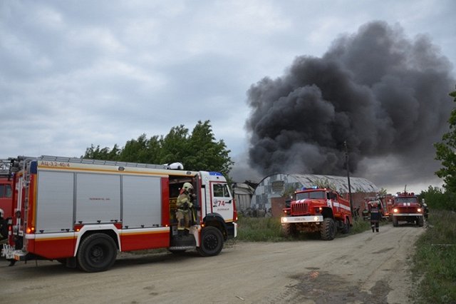В Арамиле горят склады с лакокрасочными материалами. ДОПОЛНЕНИЕ
