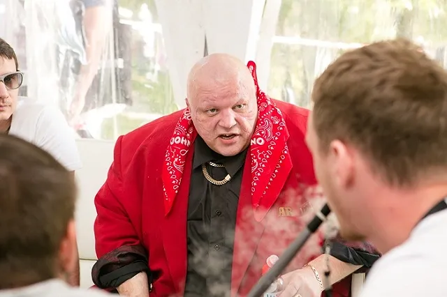 Шоумен из «Ленинграда» объявил голодовку, чтобы заставить Габунию извиниться