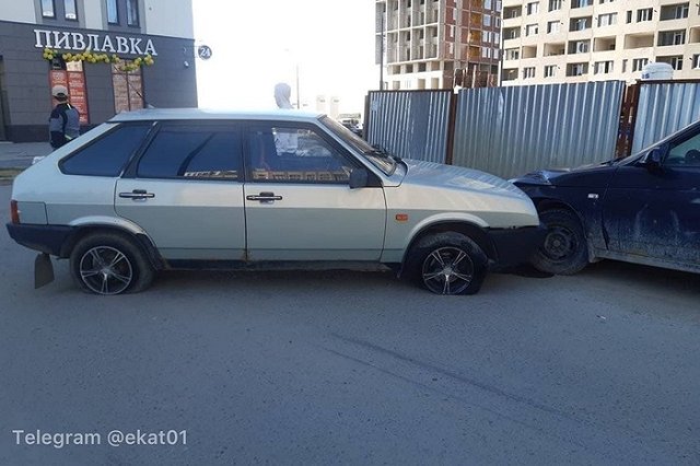 В Академическом трое парней попали в ДТП на угнанной машине