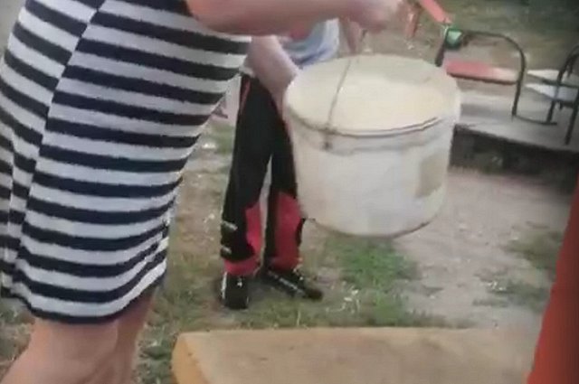 Уралочка облила ребят грязной водой и отругала матом за занятия спортом во дворе