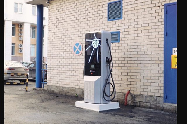 Две зарядные станции для электромобилей установили энергетики в центре Екатеринбурга