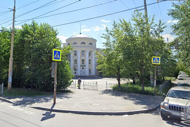 Жители Екатеринбурга ждут своей очереди в поликлинику на лестнице