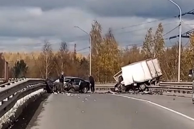 В Первоуральске «Газель» лоб в лоб столкнулась с иномаркой на мосту