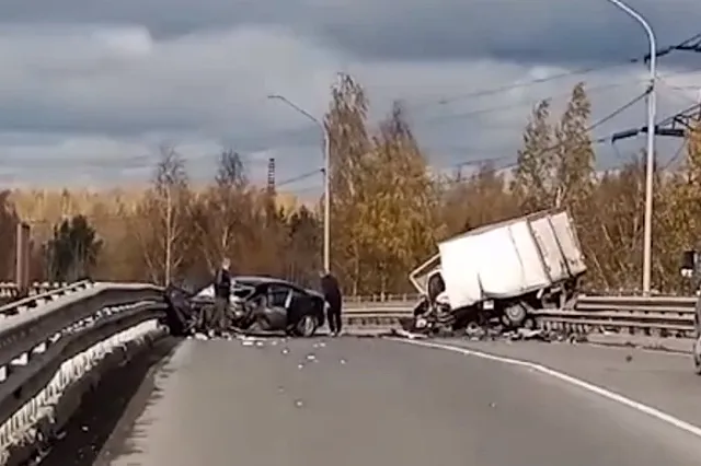 В Первоуральске «Газель» лоб в лоб столкнулась с иномаркой на мосту