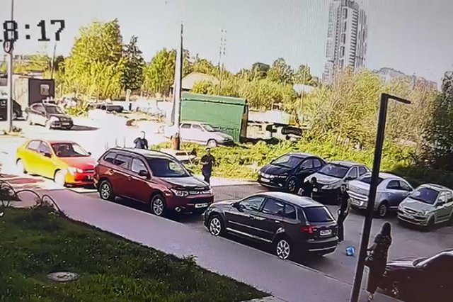 В Екатеринбурге пятеро вооружённых догнали и повалили на землю убегавшего мужчину