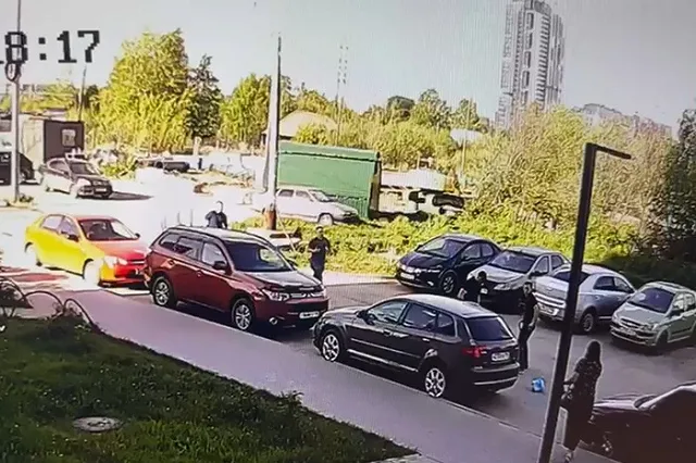 В Екатеринбурге пятеро вооружённых догнали и повалили на землю убегавшего мужчину