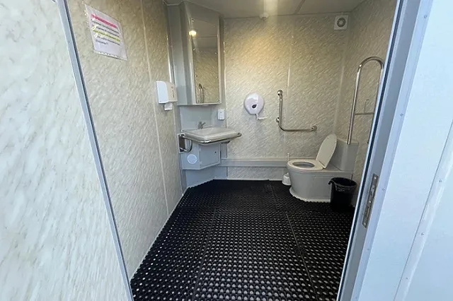 На ЕКАД внезапно установили современный бесплатный туалет