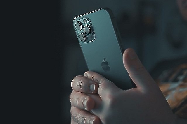 Деньги со счетов свердловчан стали похищать через приложения