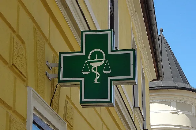 Свердловские приставы вновь арестовали счета аптек