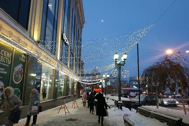 «Как в Москве на Никольской». На улице Вайнера натягивают световой потолок