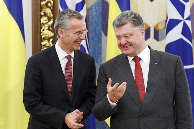 СМИ: в Киеве с рейса сняли пьяного Порошенко, рвавшегося к Путину