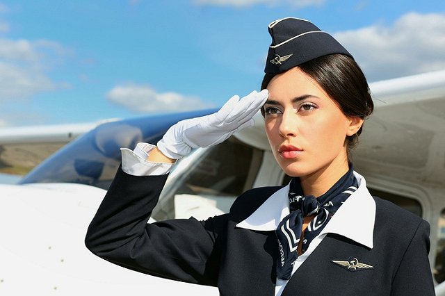 Пассажира сняли с рейса за слова о сексуальности стюардессы