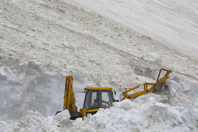 В погребенном под лавиной итальянском отеле погибли 30 человек
