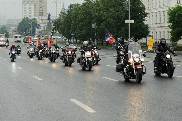 «Ох, как я обожаю этих парней в час ночи». Байкеры открыли мотосезон