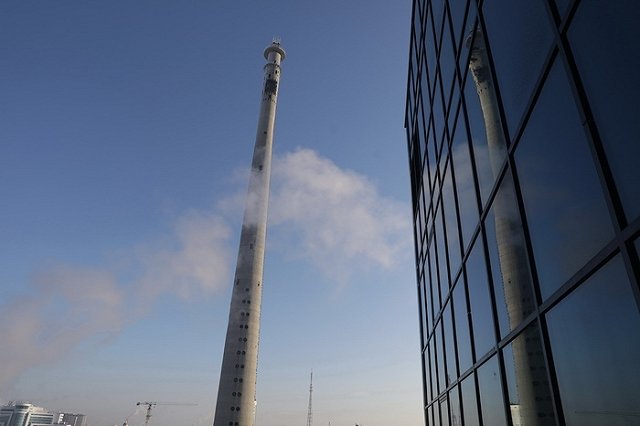 На телебашню в Екатеринбурге начали надевать защитный «чулок»