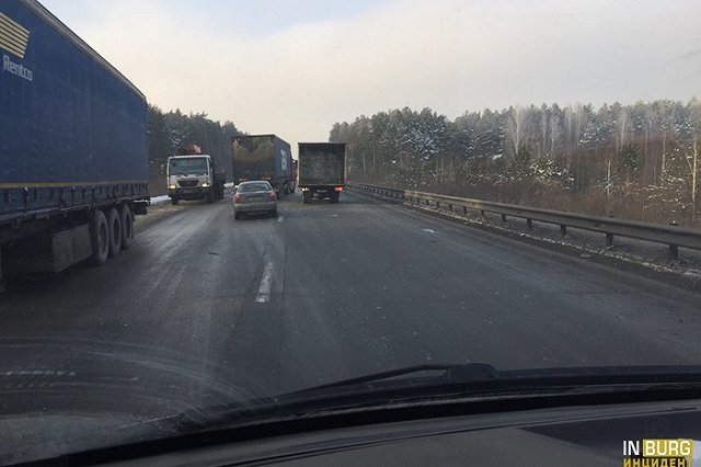 Грузовик налетел на швеллер на ЕКАД под Верхней Пышмой