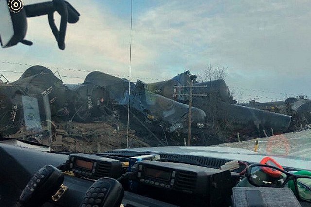 В Канаде сошли с рельсов 37 цистерн с нефтью