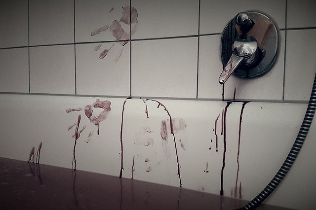 В Екатеринбурге мужчина пытался задушить жену. Женщину спасла соседка