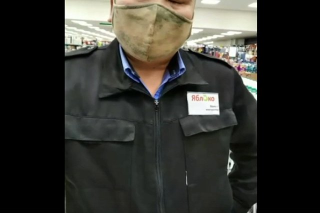 Шарф вместо маски: екатеринбуржца не пустила охрана в продуктовый магазин