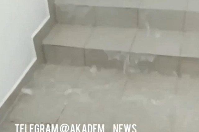 В Академическом горячая вода затопила целый подъезд