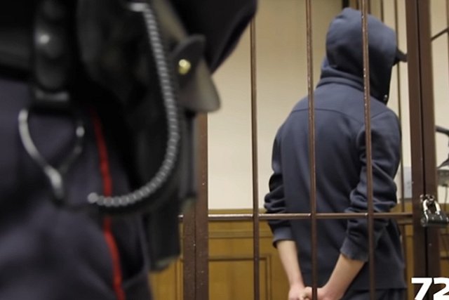 Полицейский, в машине которого задержанный сломал шею, не признал вину