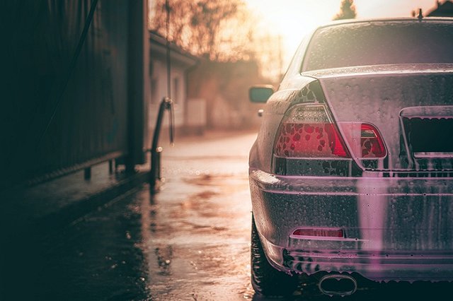 Екатеринбурженка пыталась помыть машину и потеряла 20 тысяч рублей