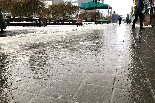 «Выйти из дома просто невозможно»: улицы Екатеринбурга превратились в каток