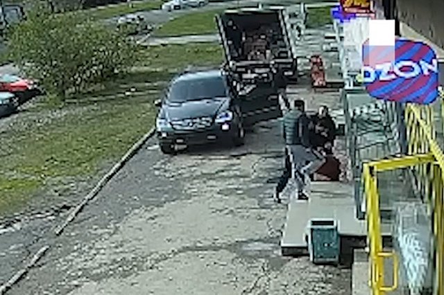 В Екатеринбурге толпа мужчин избила продавца «Красного и Белого» за просьбу не орать